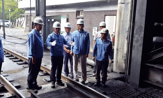 정창길 한국중부발전 사장(왼쪽 두번째)이 서천화력본부 석탄저탄장에서 내부 현장 점검을 하고 있다. <한국중부발전 제공>